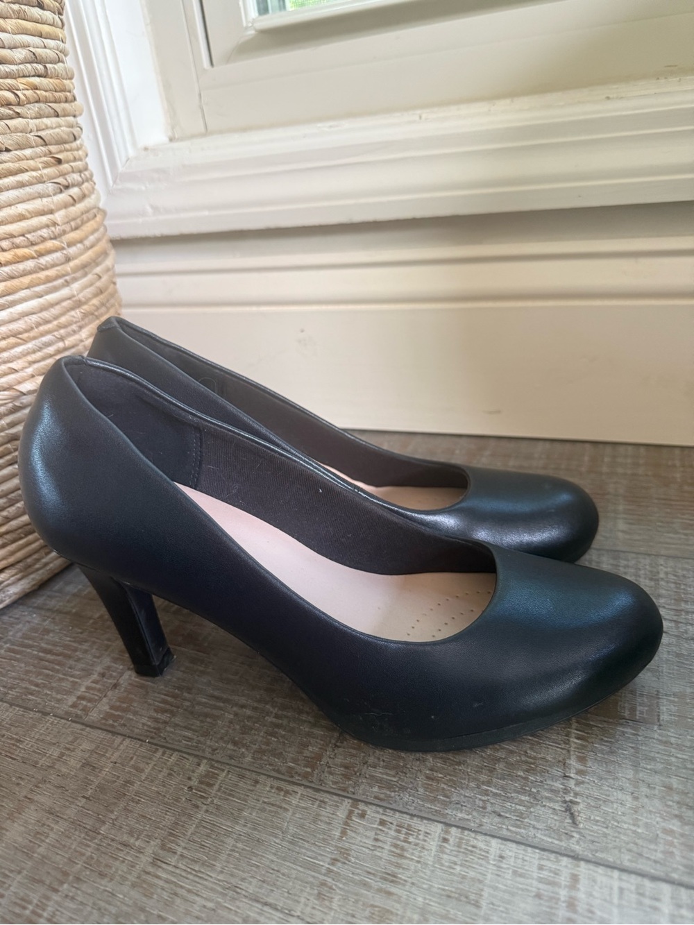 Clarks collection leather pumps sz9 like new